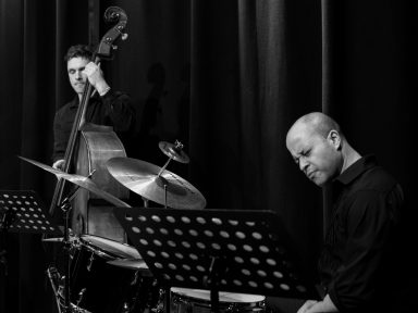 Marie Séférian (Gesang), Nico Meinhold (Piano), Tim Kleinsorge (Bass), Javier Reyes (Schlagzeug)