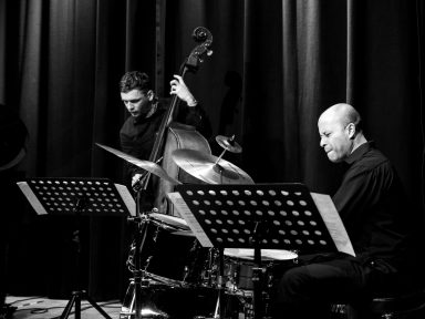 Marie Séférian (Gesang), Nico Meinhold (Piano), Tim Kleinsorge (Bass), Javier Reyes (Schlagzeug)