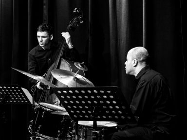 Marie Séférian (Gesang), Nico Meinhold (Piano), Tim Kleinsorge (Bass), Javier Reyes (Schlagzeug)