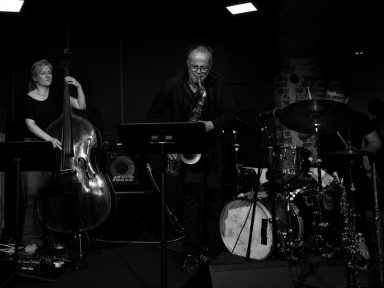 Lisa Wulff (Bass), Gabriel Coburger (Saxofon, Querflöte), Valentin Renner  (Schlagzeug)