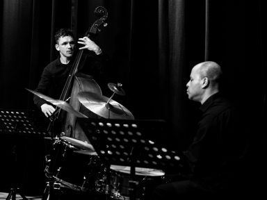 Marie Séférian (Gesang), Nico Meinhold (Piano), Tim Kleinsorge (Bass), Javier Reyes (Schlagzeug)