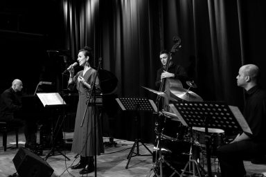 Marie Séférian (Gesang), Nico Meinhold (Piano), Tim Kleinsorge (Bass), Javier Reyes (Schlagzeug)