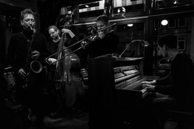 Ed Kröger (Posaune), Dirk Piezunka (Saxofon),  Peter Schwebs (Bass), Elmar Braß (Piano),  ??? (Schlagzeug)