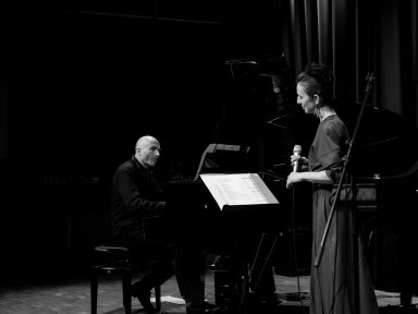 Marie Séférian (Gesang), Nico Meinhold (Piano), Tim Kleinsorge (Bass), Javier Reyes (Schlagzeug)